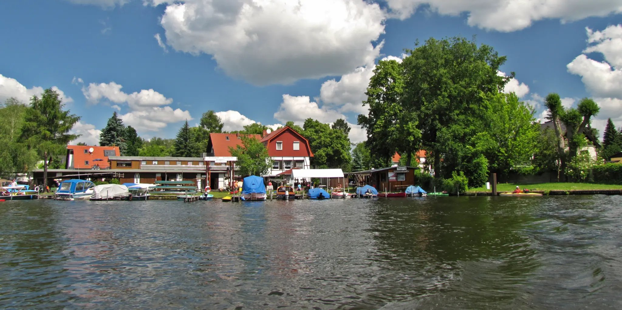 Blick vom Gosener Kanal auf die Bootswerft Sturzbecher