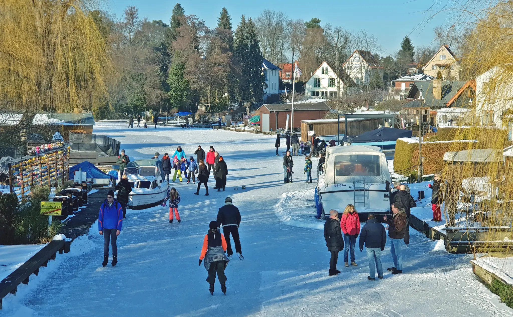 Schlittschuhläufer auf den zugefrorenen Kanälen in Neu Venedig, Winterfreuden